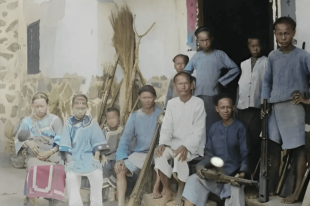 清末上色老照片：一脸娇羞的满族少女纨绔子